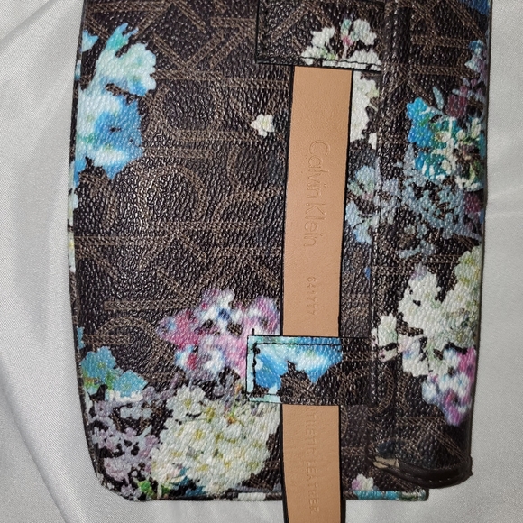 Calvin Klein - Picture 3 of 5